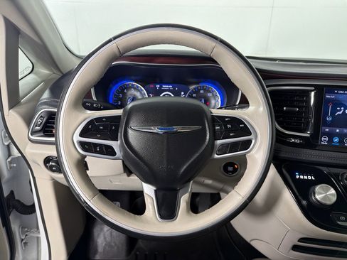 Used 2020 Chrysler Pacifica Limited FWD image 15