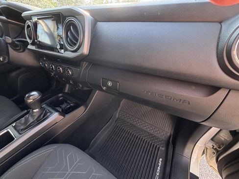 Used 2017 Toyota Tacoma TRD Off-Road image 11