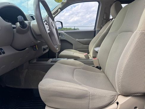 Used 2017 Nissan Frontier SV w/ SV Value Truck Package AWD/4WD image 12