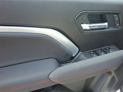 Used 2025 Chevrolet Colorado Z71 w/ Technology Package image 11