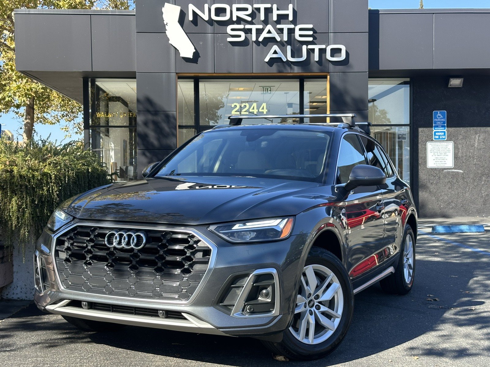 Used 2022 Audi Q5 2.0T Premium w/ Convenience Package AWD/4WD image 2