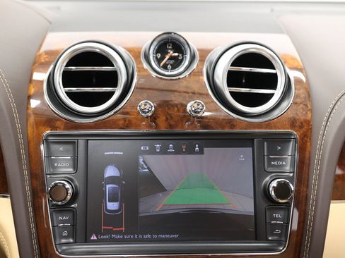 Used 2018 Bentley Bentayga AWD/4WD image 30