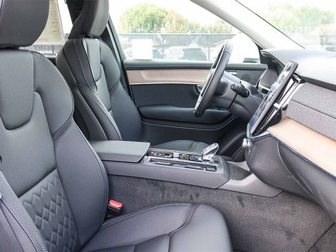 New 2025 Volvo XC90 B6 Core w/ Protection Package Premier image 18