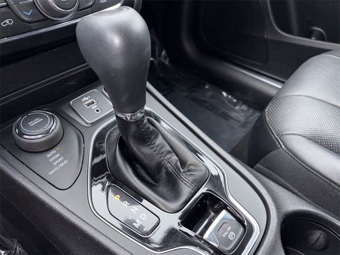 Used 2019 Jeep Cherokee Limited image 9