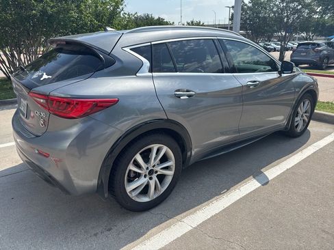Used 2018 INFINITI QX30 image 3