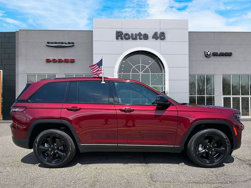 Used 2024 Jeep Grand Cherokee Limited w/ Black Appearance Package AWD/4WD image 6
