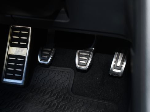 Used 2017 Volkswagen Golf R 4-Door image 15