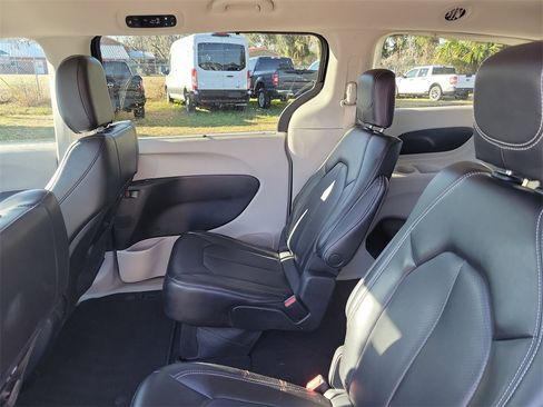 Used 2023 Chrysler Pacifica Touring-L image 30