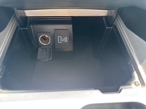 Used 2022 Ford Explorer XLT w/ Equipment Group 202A AWD/4WD image 16