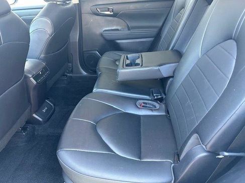Used 2023 Toyota Highlander XLE FWD image 17