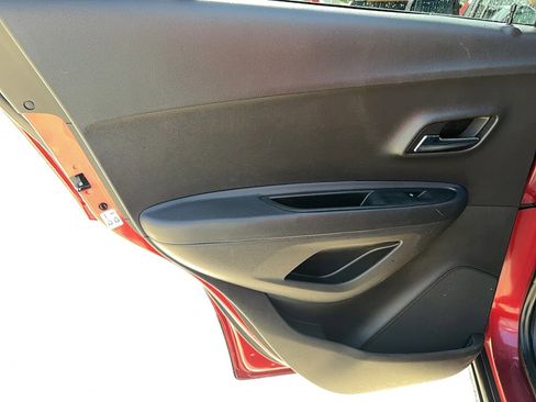 Used 2018 Chevrolet Trax LT w/ LT Convenience Package image 11