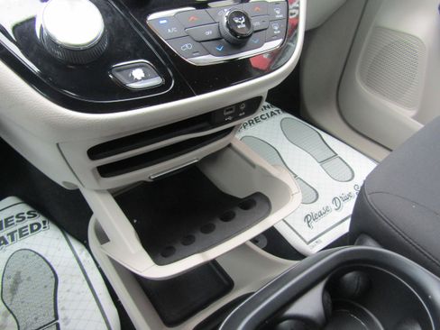 Used 2017 Chrysler Pacifica Touring Plus w/ Tire & Wheel Group image 23