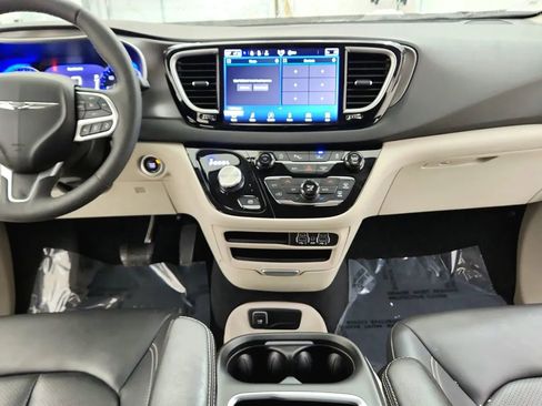 Used 2024 Chrysler Pacifica Touring-L image 35