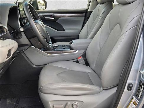 Used 2023 Toyota Highlander Limited image 17