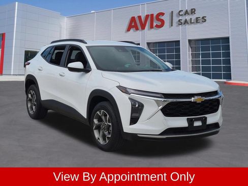 Used 2025 Chevrolet Trax LT w/ LT Convenience Package FWD image 3