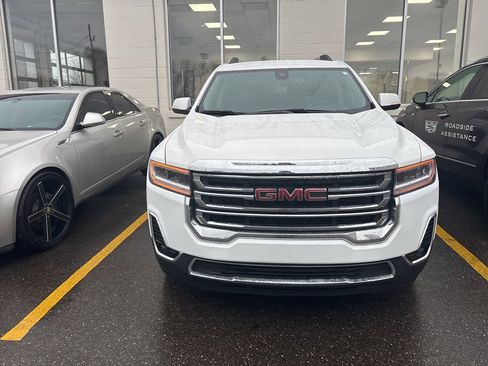 Used 2023 GMC Acadia SLT image 2