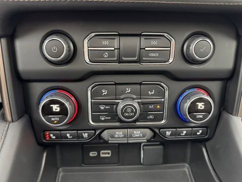 Used 2024 Chevrolet Suburban High Country image 31