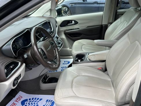 Used 2021 Chrysler Pacifica Touring-L FWD image 9