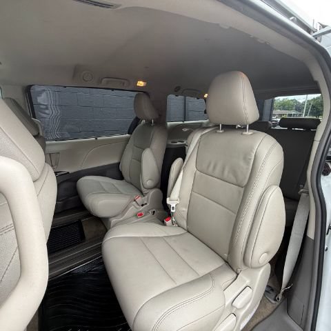 Used 2017 Toyota Sienna XLE Premium FWD image 10