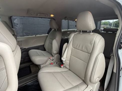 Used 2017 Toyota Sienna XLE Premium FWD image 10