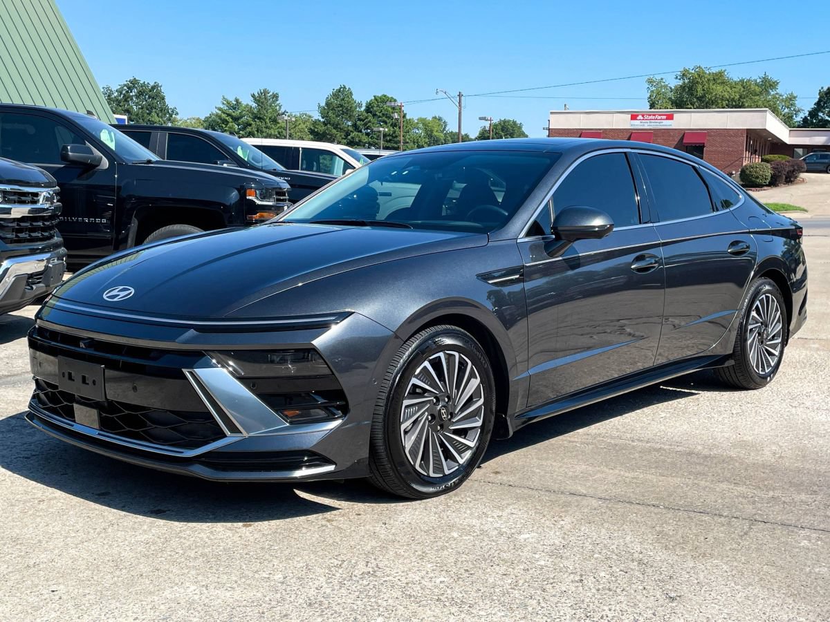Used 2025 Hyundai Sonata Limited FWD image 1