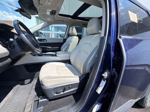 Used 2024 Nissan Pathfinder SL AWD/4WD image 12