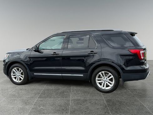 Used 2017 Ford Explorer XLT FWD image 3