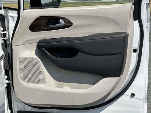 Used 2023 Chrysler Pacifica Limited FWD image 8
