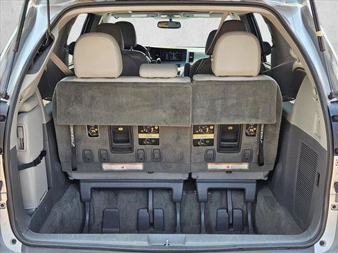 Used 2015 Toyota Sienna XLE FWD image 6