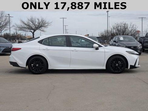 Used 2025 Toyota Camry SE image 4