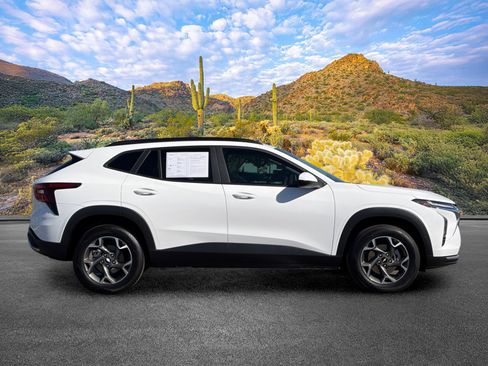 Used 2025 Chevrolet Trax LT FWD image 3