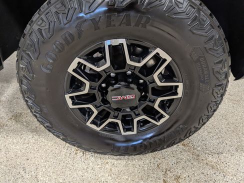 Used 2024 GMC Sierra 2500 AT4X AWD/4WD image 15