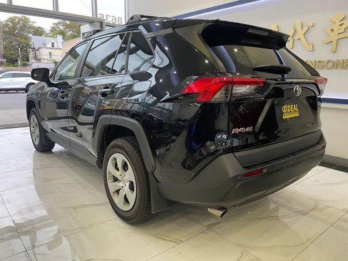 Used 2021 Toyota RAV4 LE AWD/4WD image 5