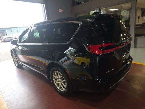 Used 2025 Chrysler Pacifica Select FWD image 3