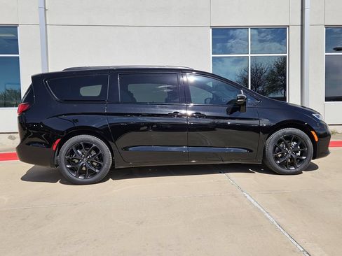 New 2026 Chrysler Pacifica Select w/ S Appearance Package FWD image 2