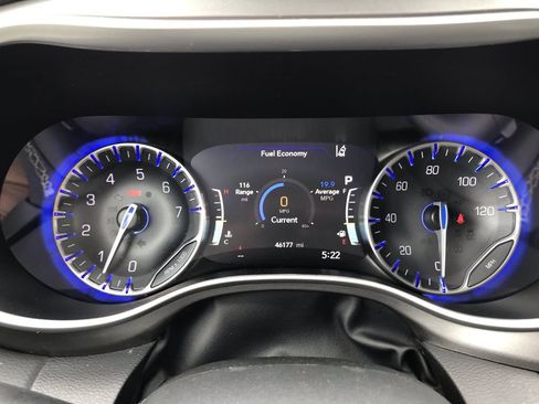 Used 2024 Chrysler Pacifica Touring-L FWD image 21