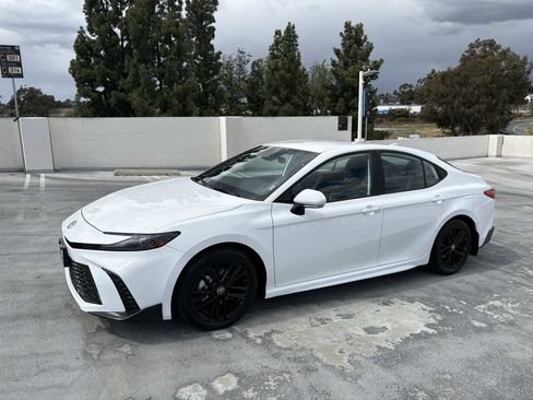 Used 2025 Toyota Camry SE image 8