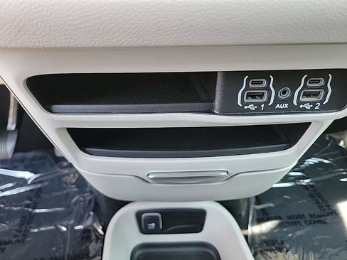 Used 2024 Chrysler Pacifica Touring-L FWD image 17