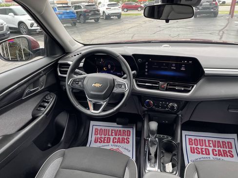Used 2025 Chevrolet TrailBlazer LT w/ LT Cold Weather Package AWD/4WD image 2