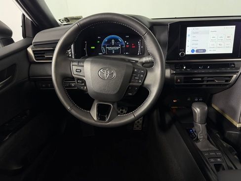 Used 2025 Toyota Camry SE image 13