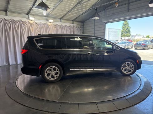 Used 2021 Chrysler Pacifica Limited w/ Uconnect Theater Family Group FWD image 2