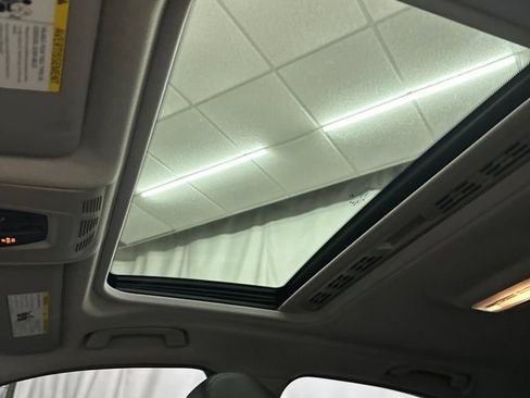 Used 2017 BMW 320i Sedan RWD image 25