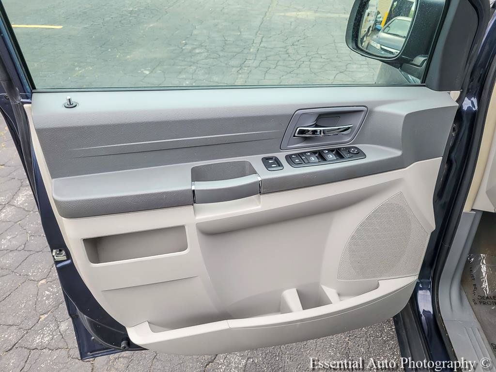 Used 2009 Chrysler Town & Country LX FWD image 22