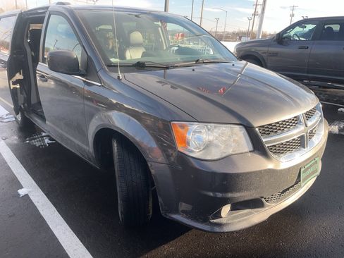 Used 2018 Dodge Grand Caravan SXT image 2