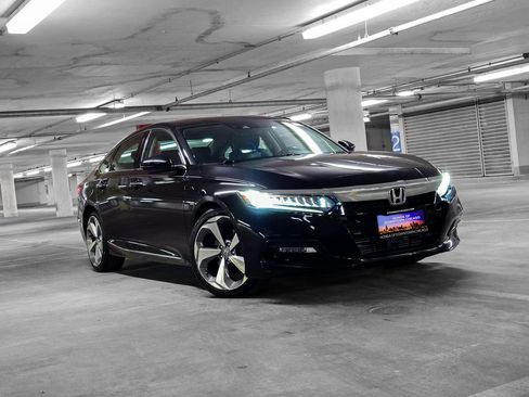 Certified 2018 Honda Accord Touring image 4