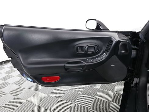 Used 2004 Chevrolet Corvette Convertible w/ Preferred Equipment Group RWD image 13