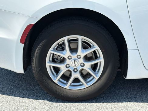 Used 2023 Chrysler Pacifica Touring-L FWD image 16