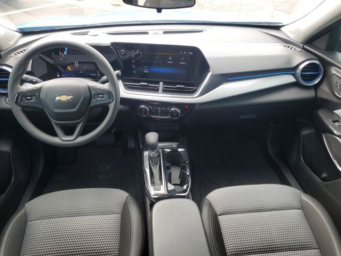 Used 2025 Chevrolet Trax LT FWD image 13
