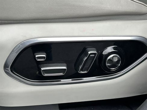 Used 2022 Jeep Grand Cherokee Overland w/ Advanced Protech Group III image 17