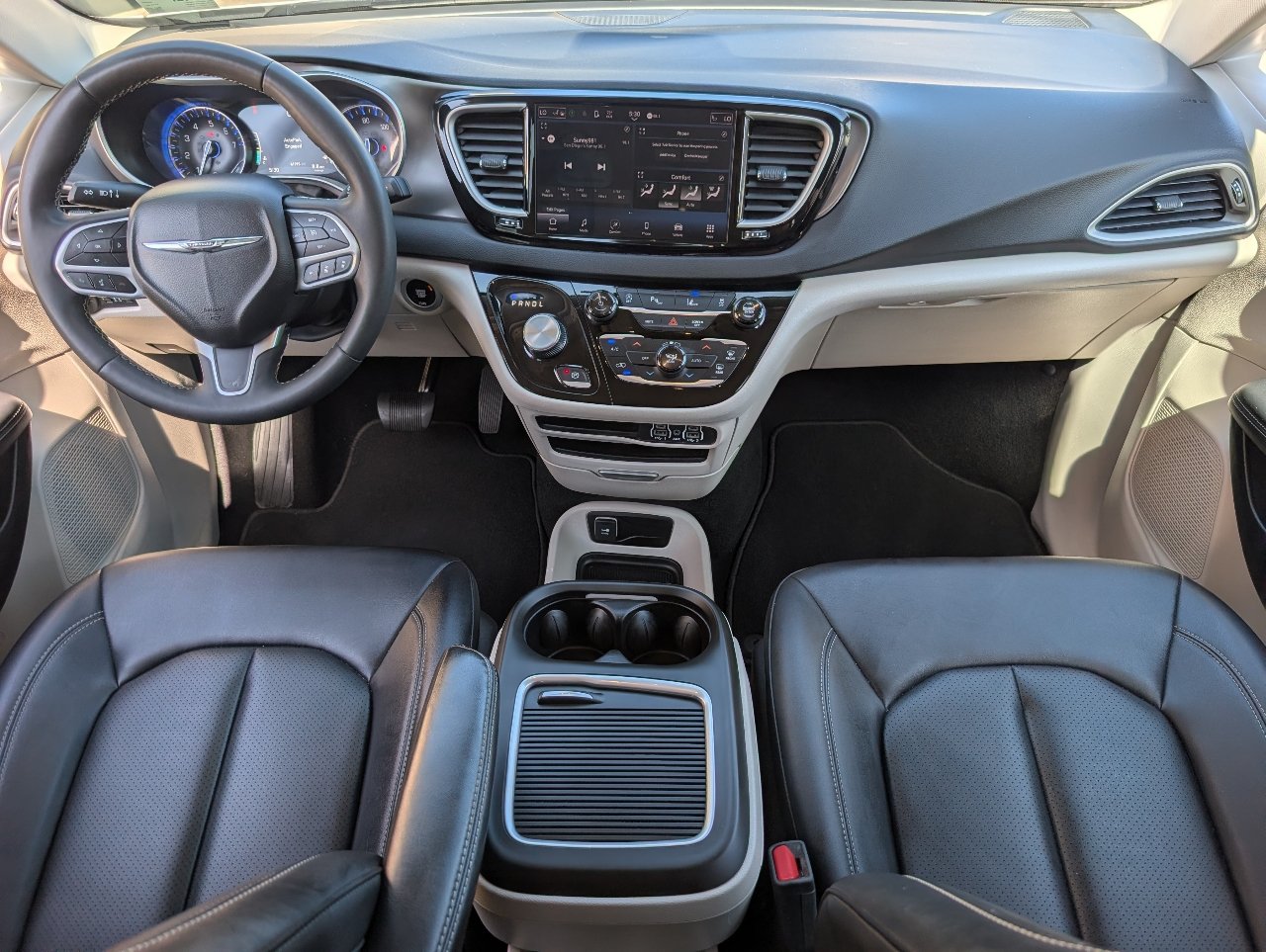 Used 2024 Chrysler Pacifica Touring-L FWD image 4